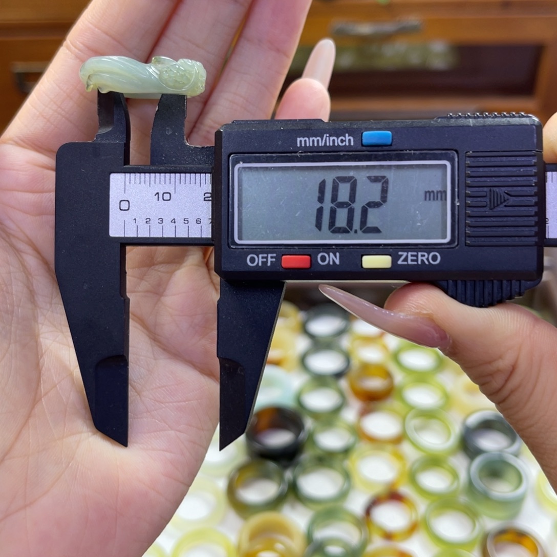 蛇纹石玉未镶嵌手镯2