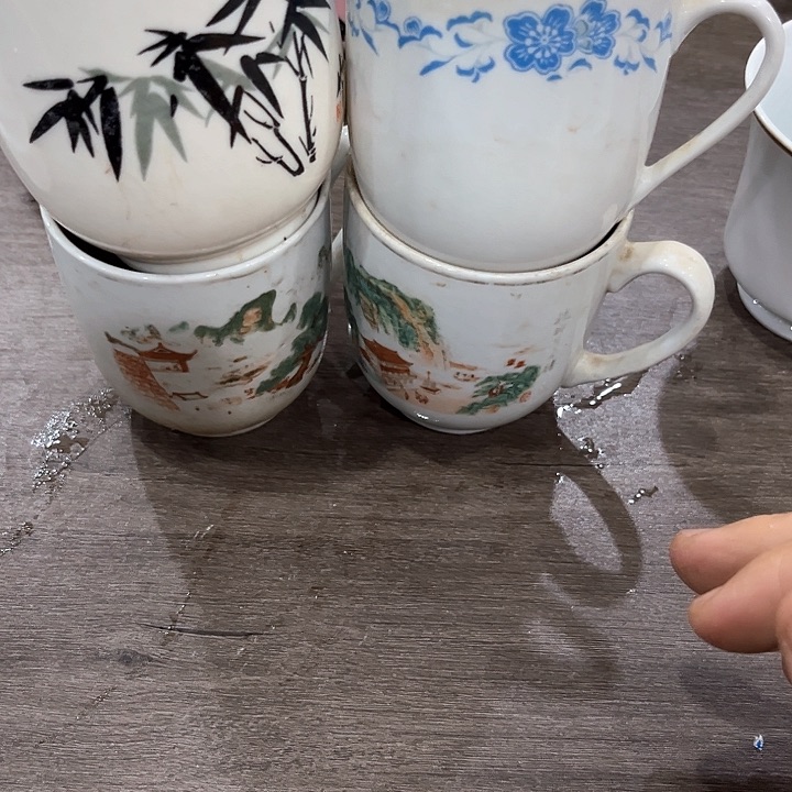 釉下五彩的瓷器和瓷器
