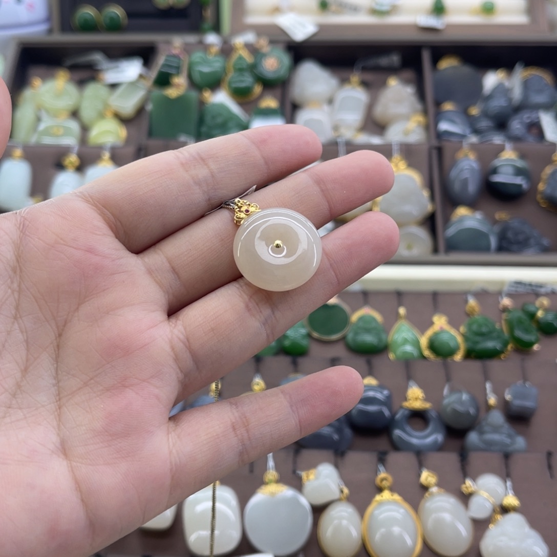 和田玉18K金镶嵌吊坠(赠链)