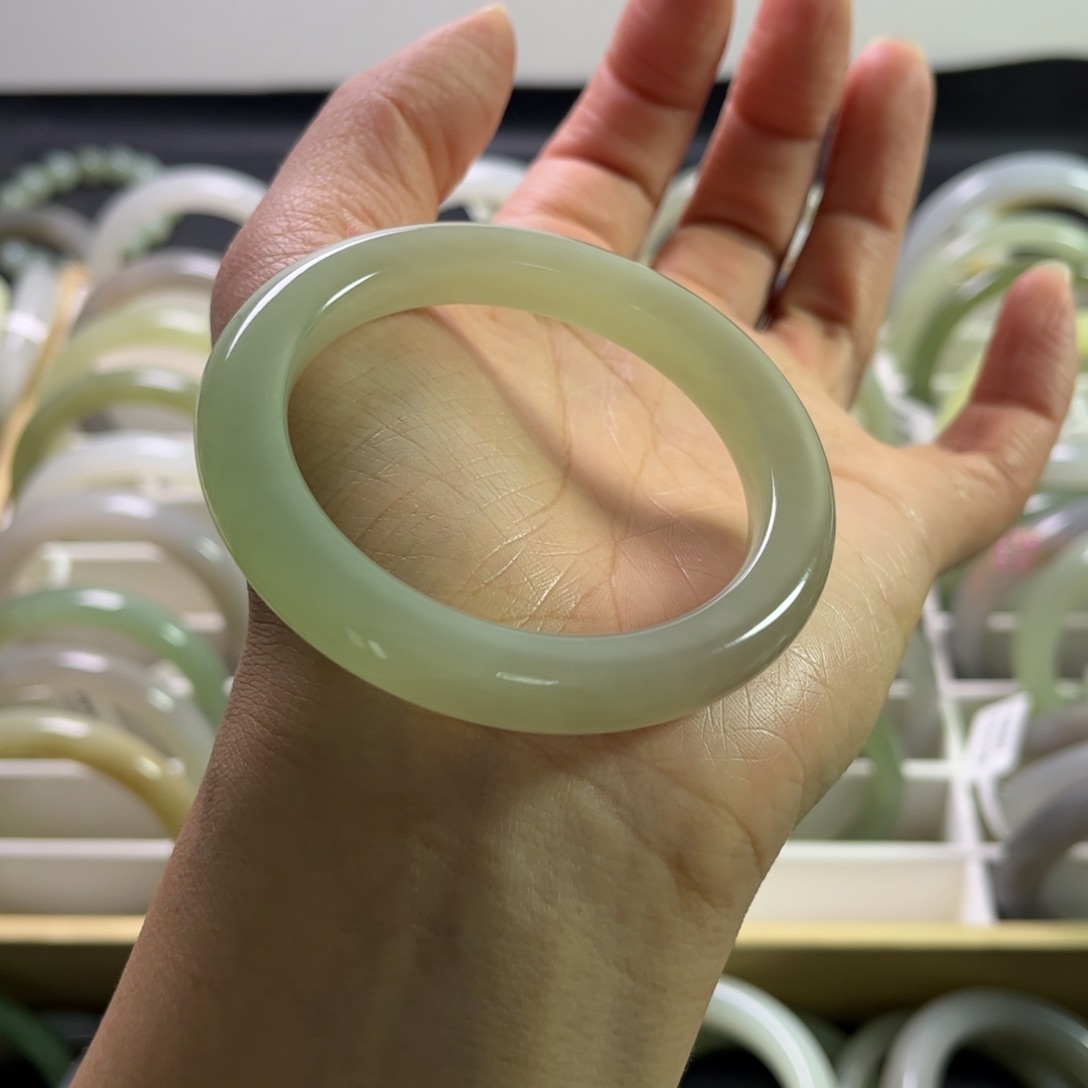 和田玉手镯51.7圈未镶嵌