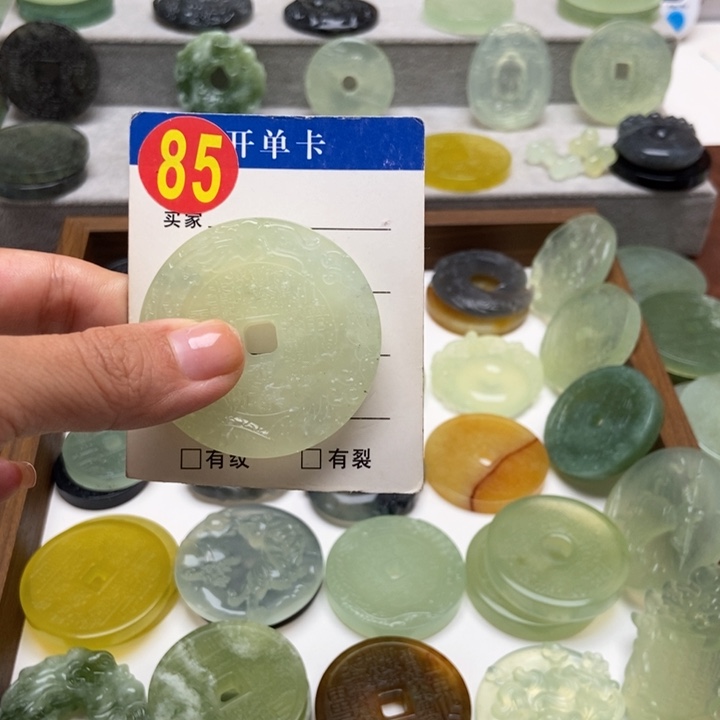 未镶嵌蛇纹石玉颈饰水**?