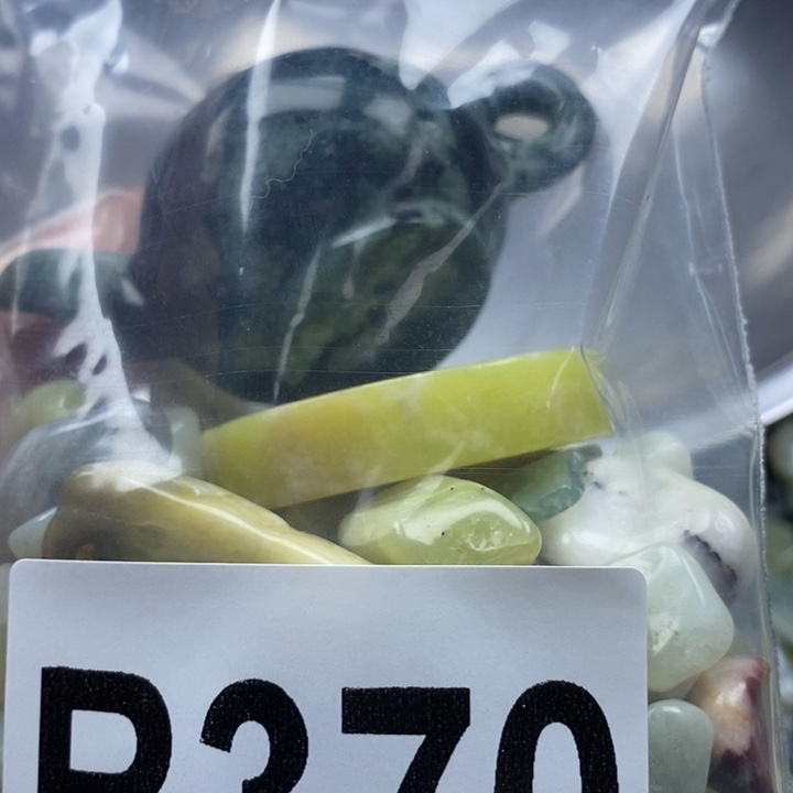 蛇纹石玉未镶嵌鱼缸的