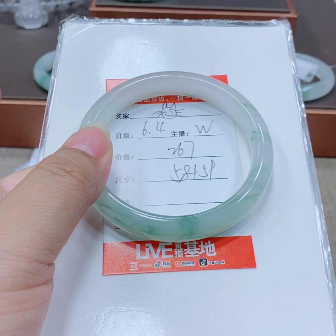 石英质玉手镯未镶嵌?