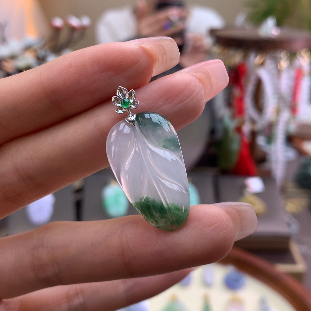 翡翠颈饰18K金镶嵌叶子