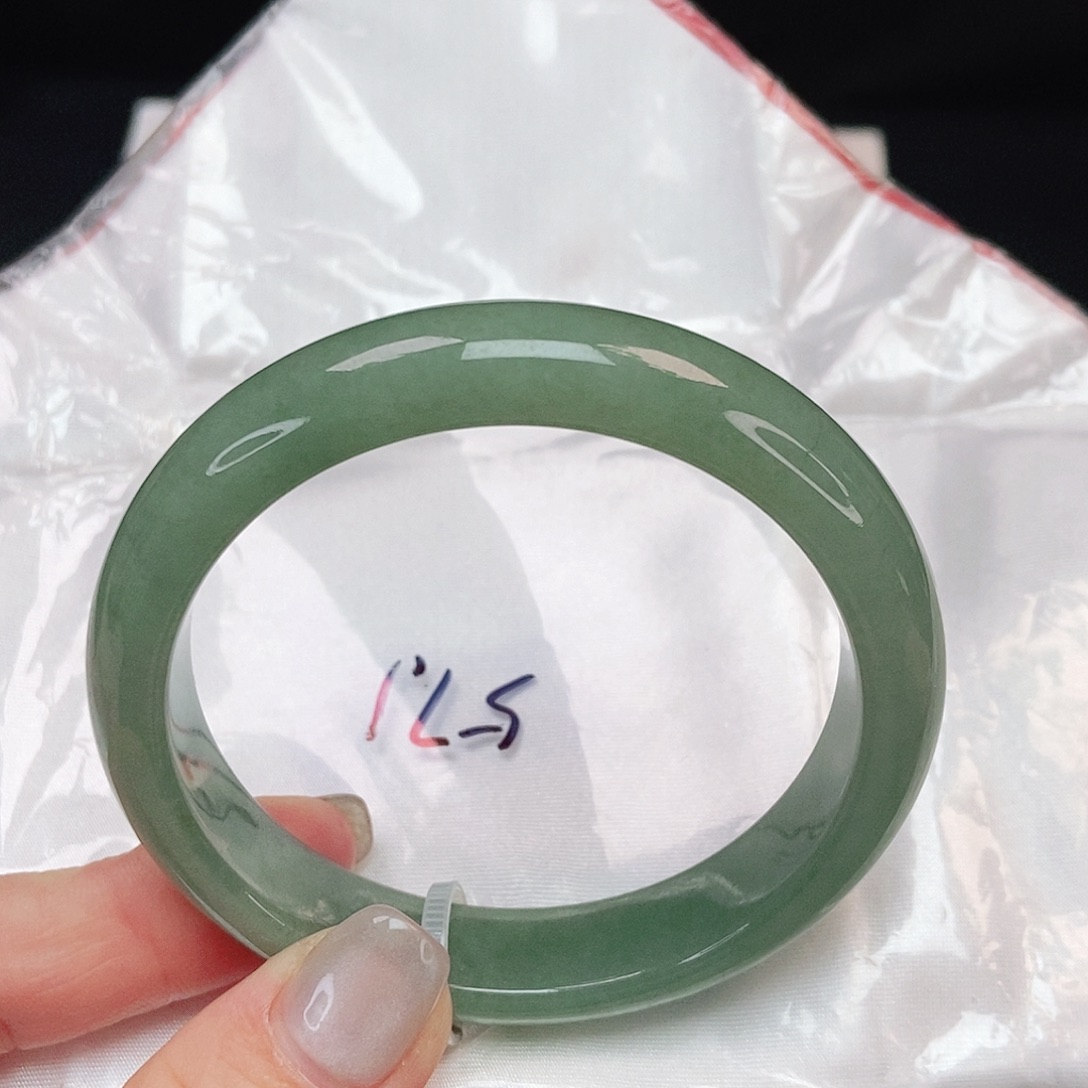 翡翠手镯未镶嵌海蓝之谜正圈