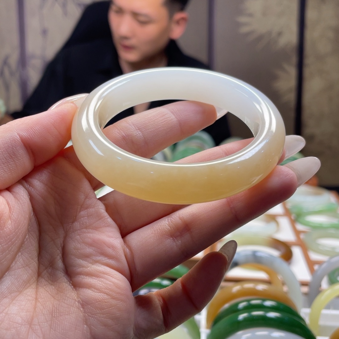 未镶嵌手镯和田玉56冰糖半山水