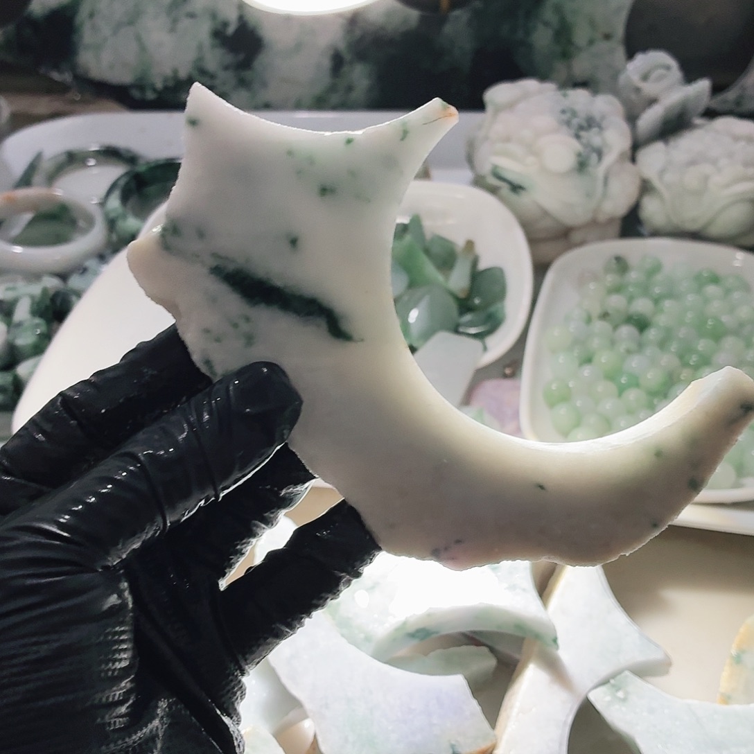 翡翠未镶嵌颈饰边角料