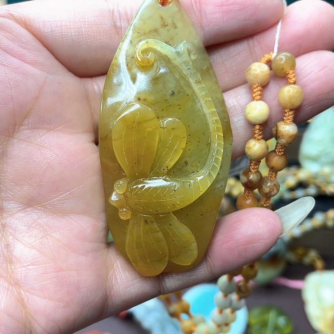 蛇纹石玉颈饰未镶嵌