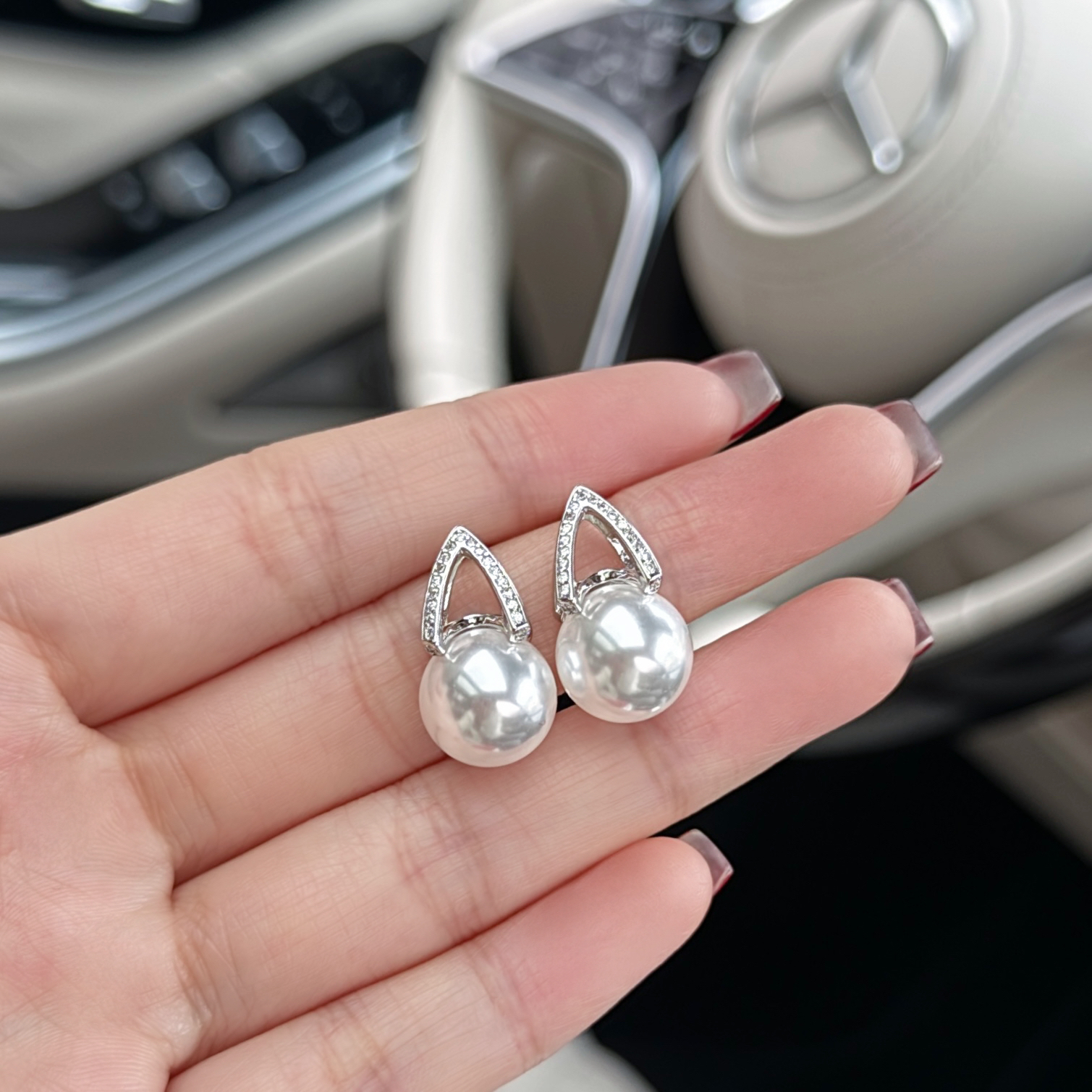 人造澳白【名珠世家】热巴秀款三角耳钉冷白龙珠12mm