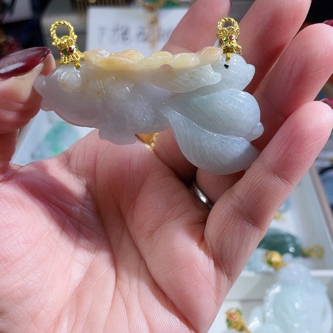 翡翠颈饰未镶嵌翡翠冰黄鱼