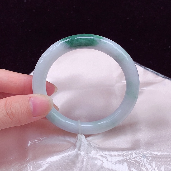 翡翠手镯未镶嵌翡翠