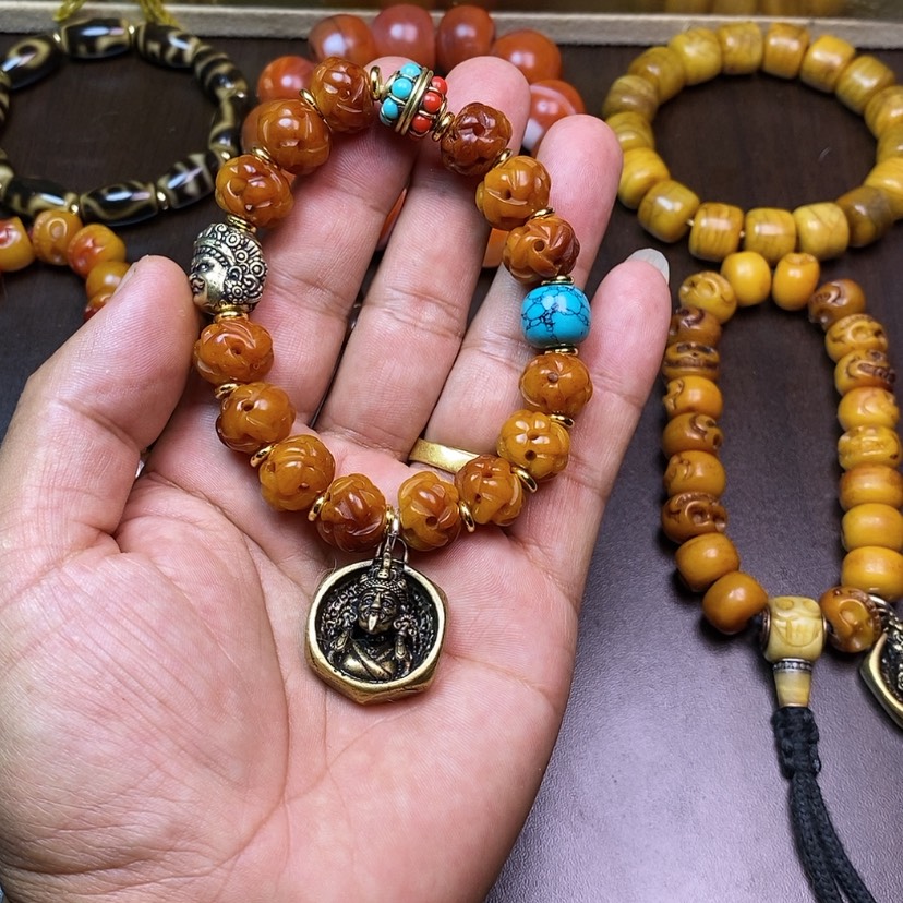 【闪购商品】玻璃颈饰黑****心我们都是自己