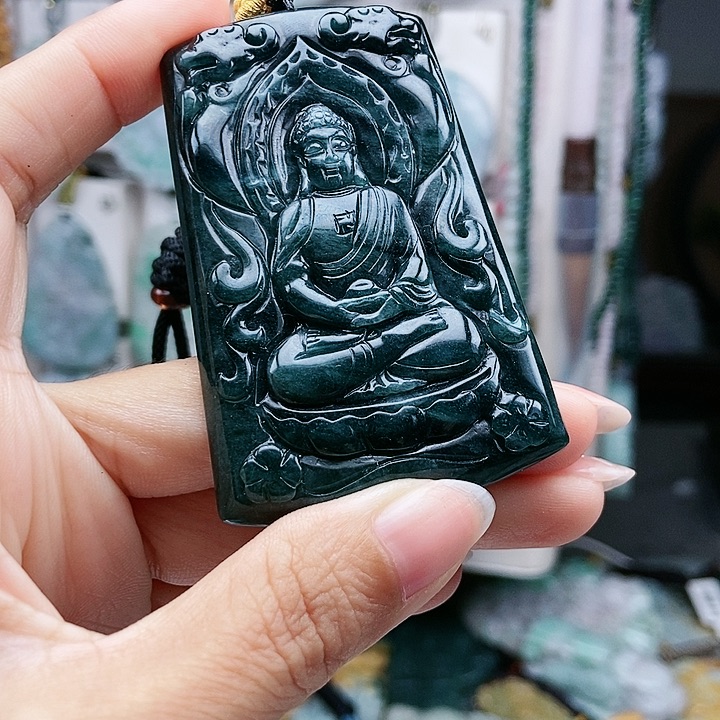 颈饰足铂镶嵌翡翠翡翠