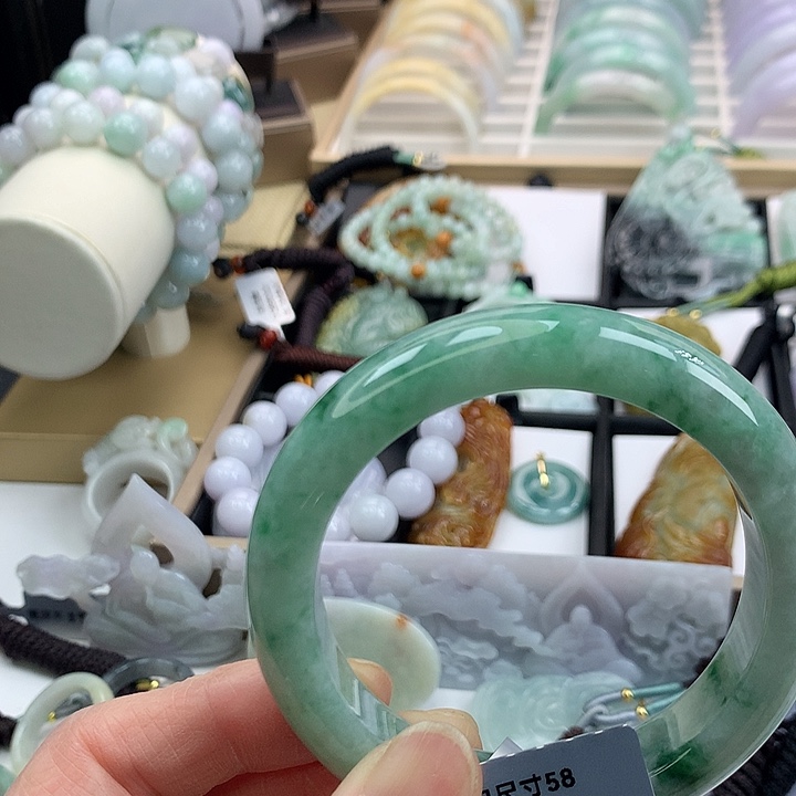 翡翠手镯未镶嵌吊坠