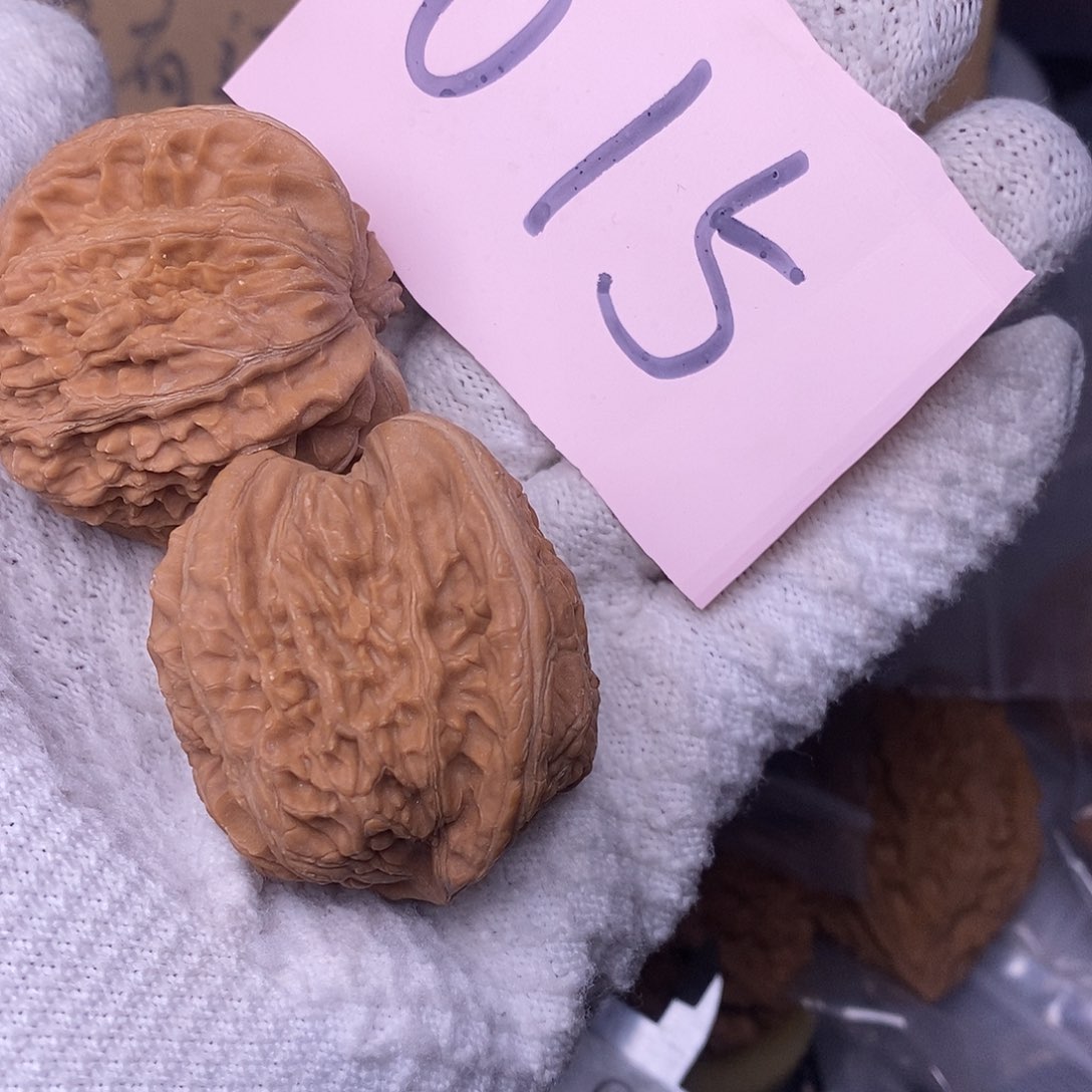 桃核把件廾*.四座楼核桃