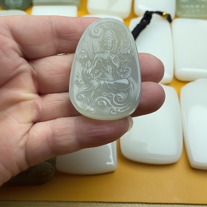 颈饰未镶嵌和田玉（糖玉）