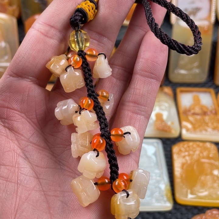 石英质玉（黄龙玉）颈饰未镶嵌