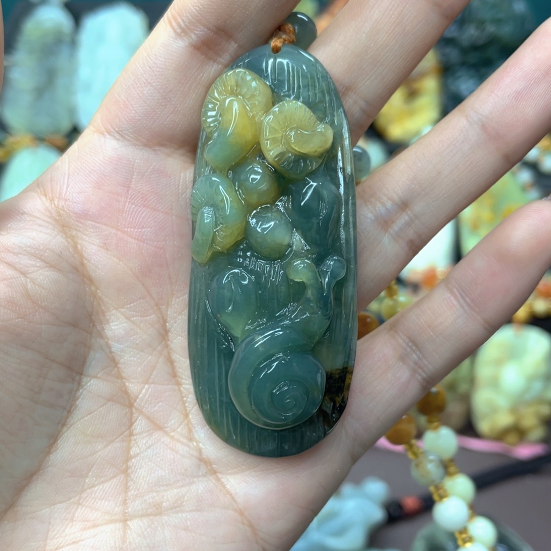 蛇纹石玉颈饰未镶嵌