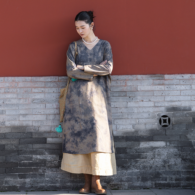 566朵/羊毛棉混纺艺术晕染设计感宽松v领毛织连衣裙秋冬新款