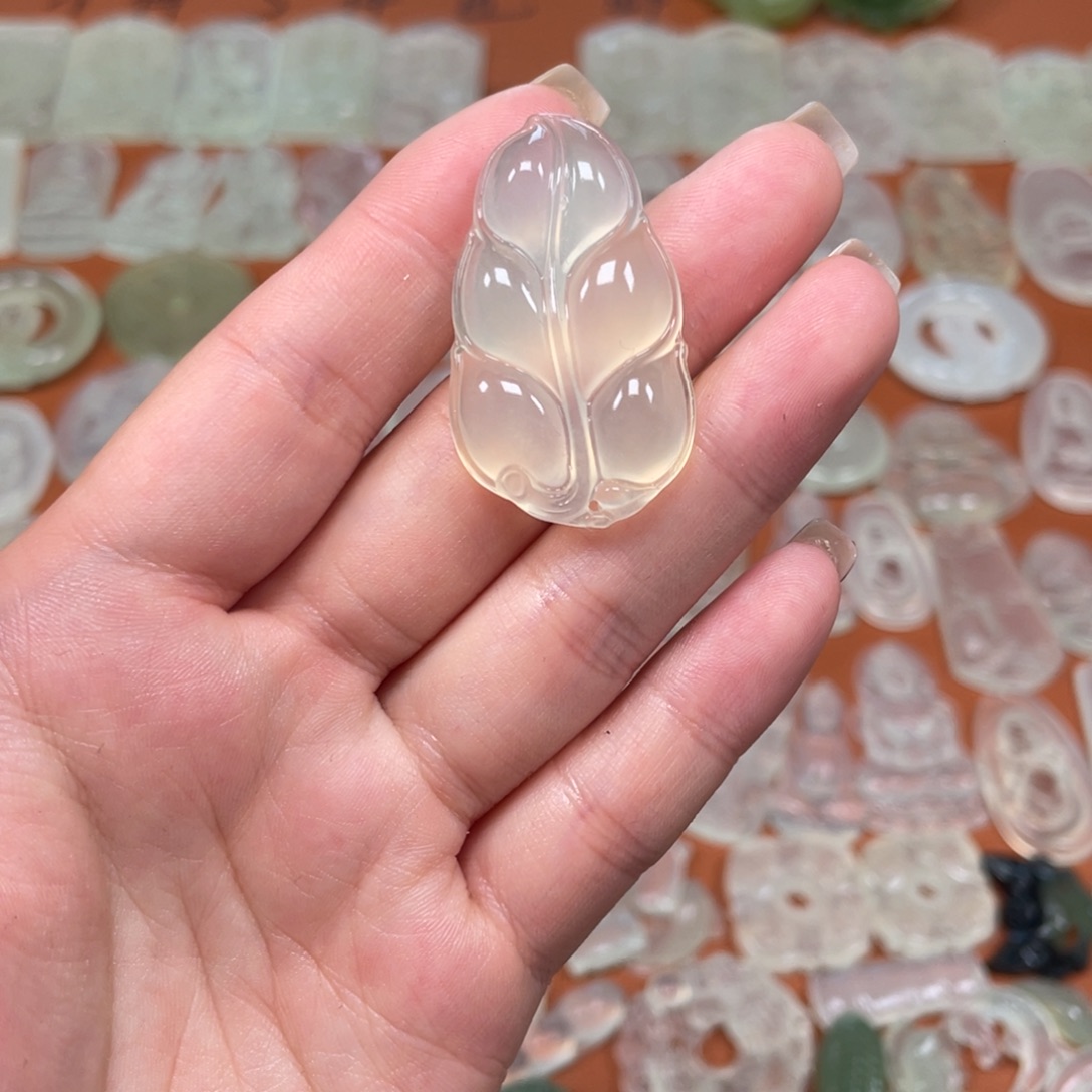 昂***白透闪石-蛇纹石玉未镶嵌颈饰