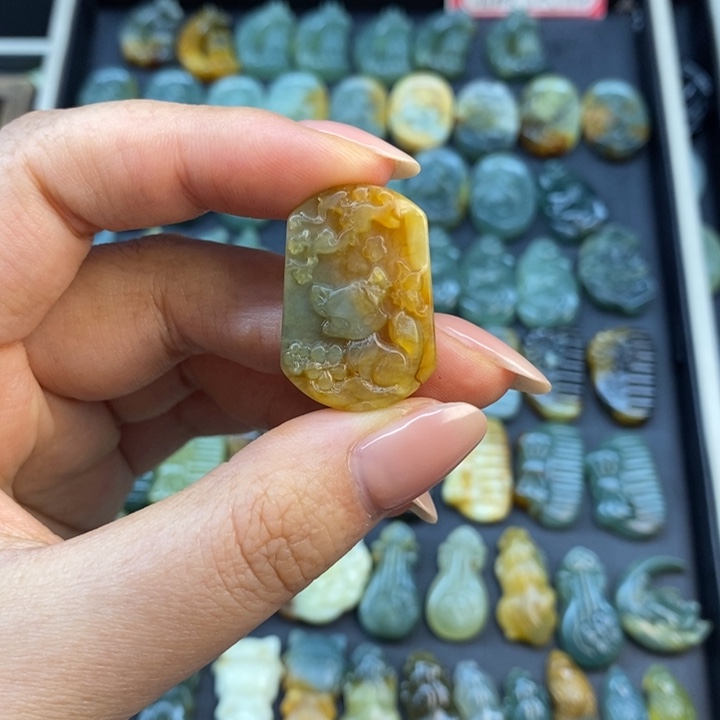 橙***姐岫玉未镶嵌颈饰吊坠