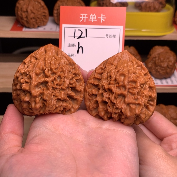 大***块核桃49+麒麟纹官帽121