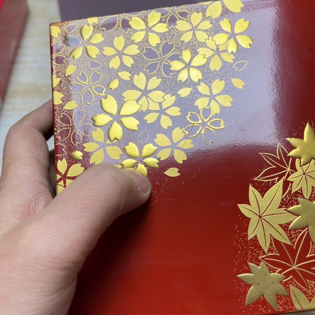 瓷片K****D密密麻麻地排列着一个