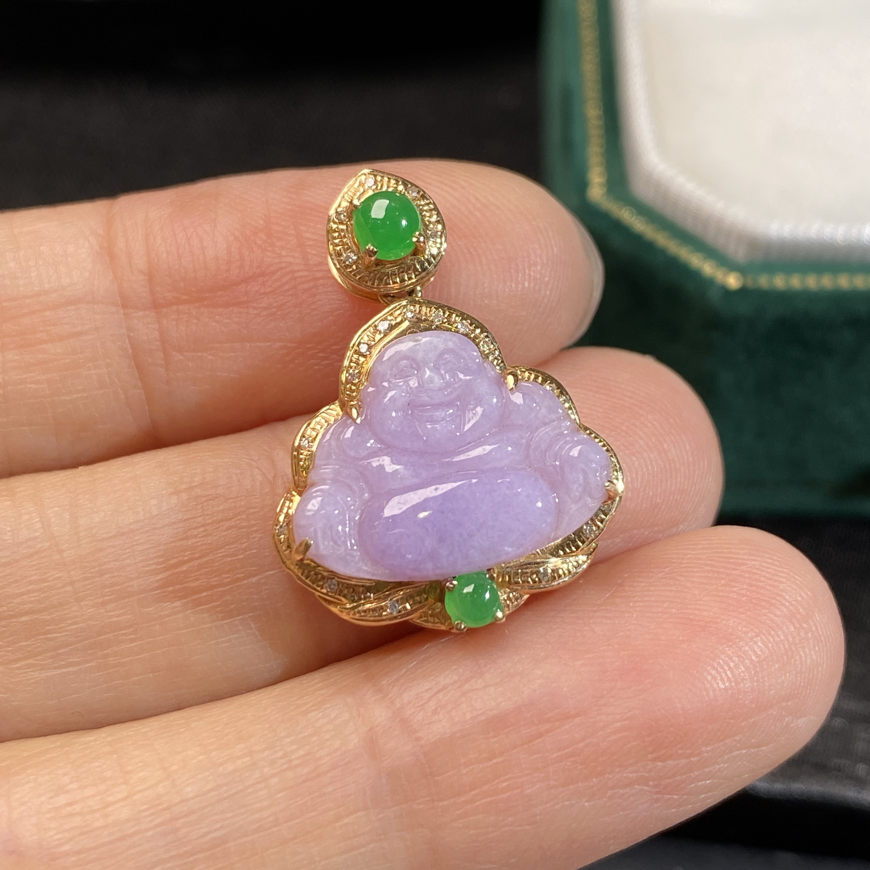 18k镶钻糯种浅紫小佛公翡翠吊坠 种老色好 水润 上身精致