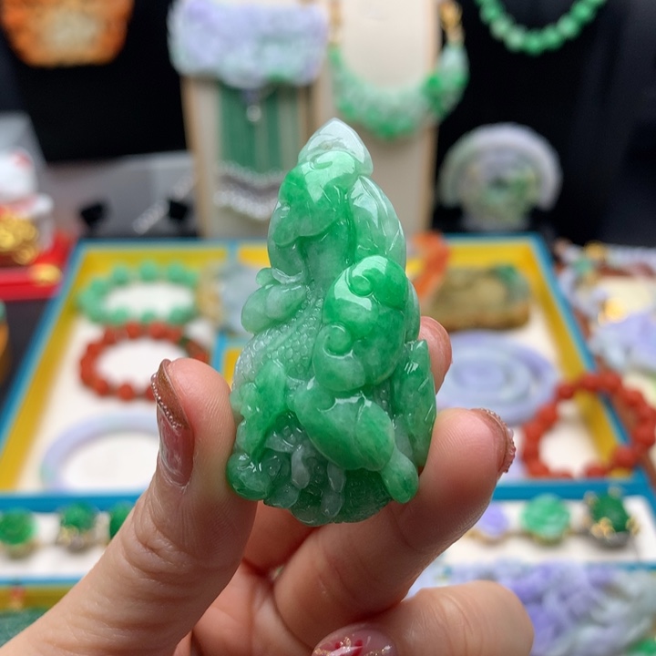 翡翠颈饰未镶嵌翡翠白菜