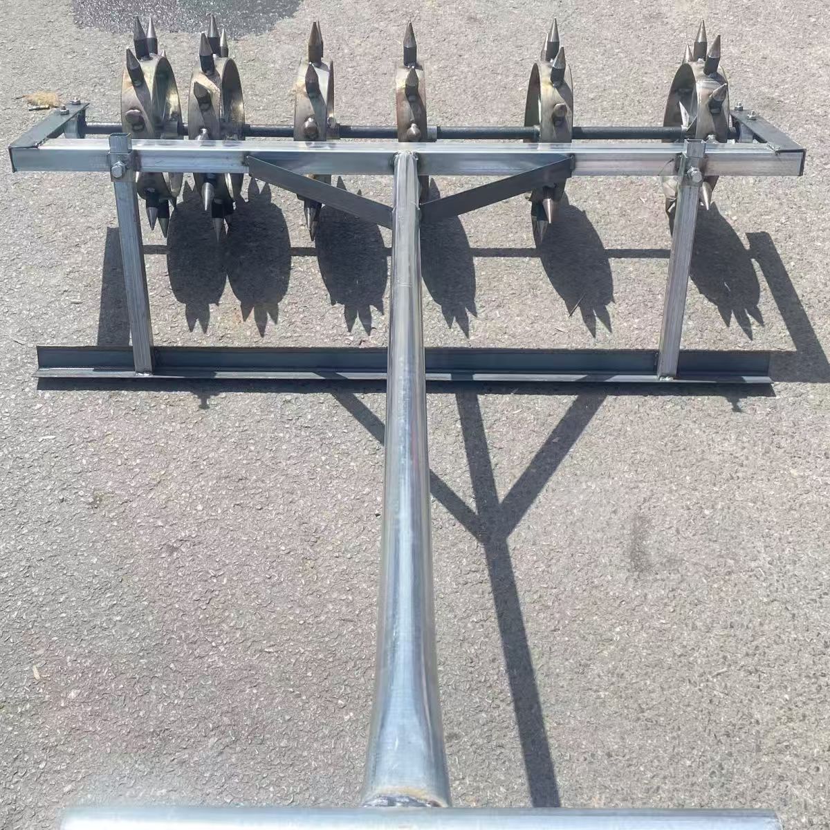 新款大蒜打孔机洋葱锰钢尖齿轴承手动蔬菜定植神器