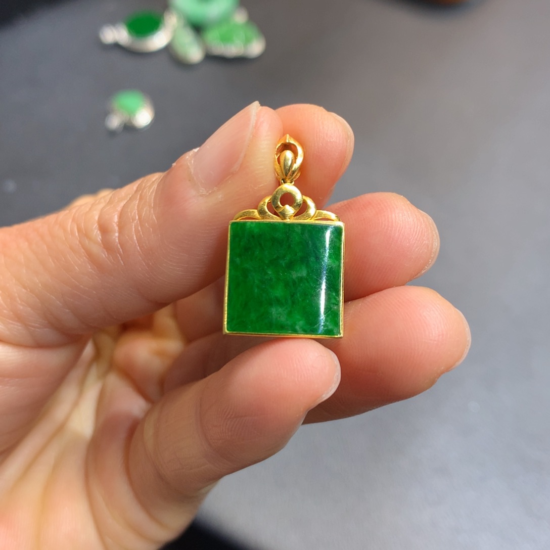 翡翠吊坠(不含链)18K金镶嵌