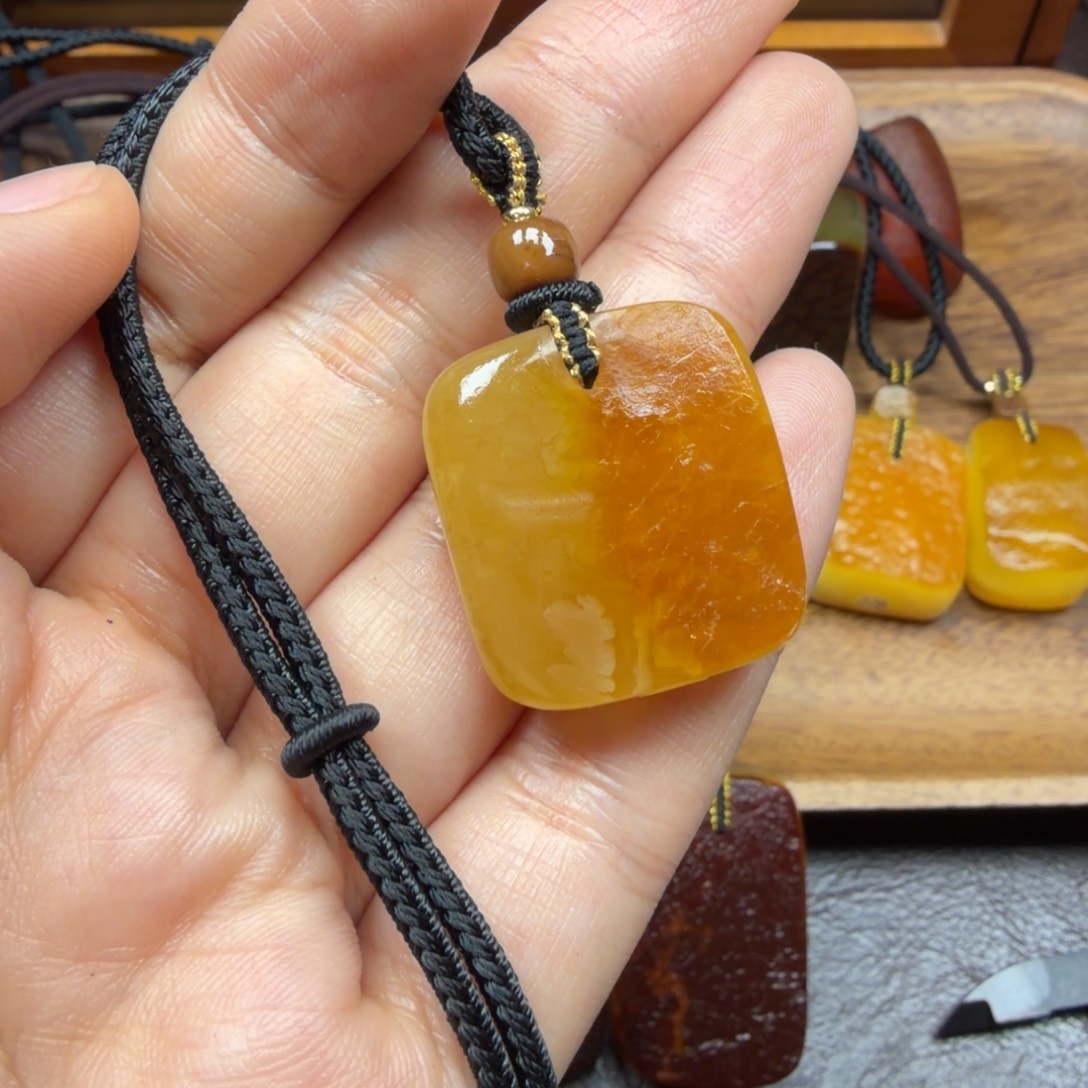 琥珀未镶嵌吊坠(赠链)