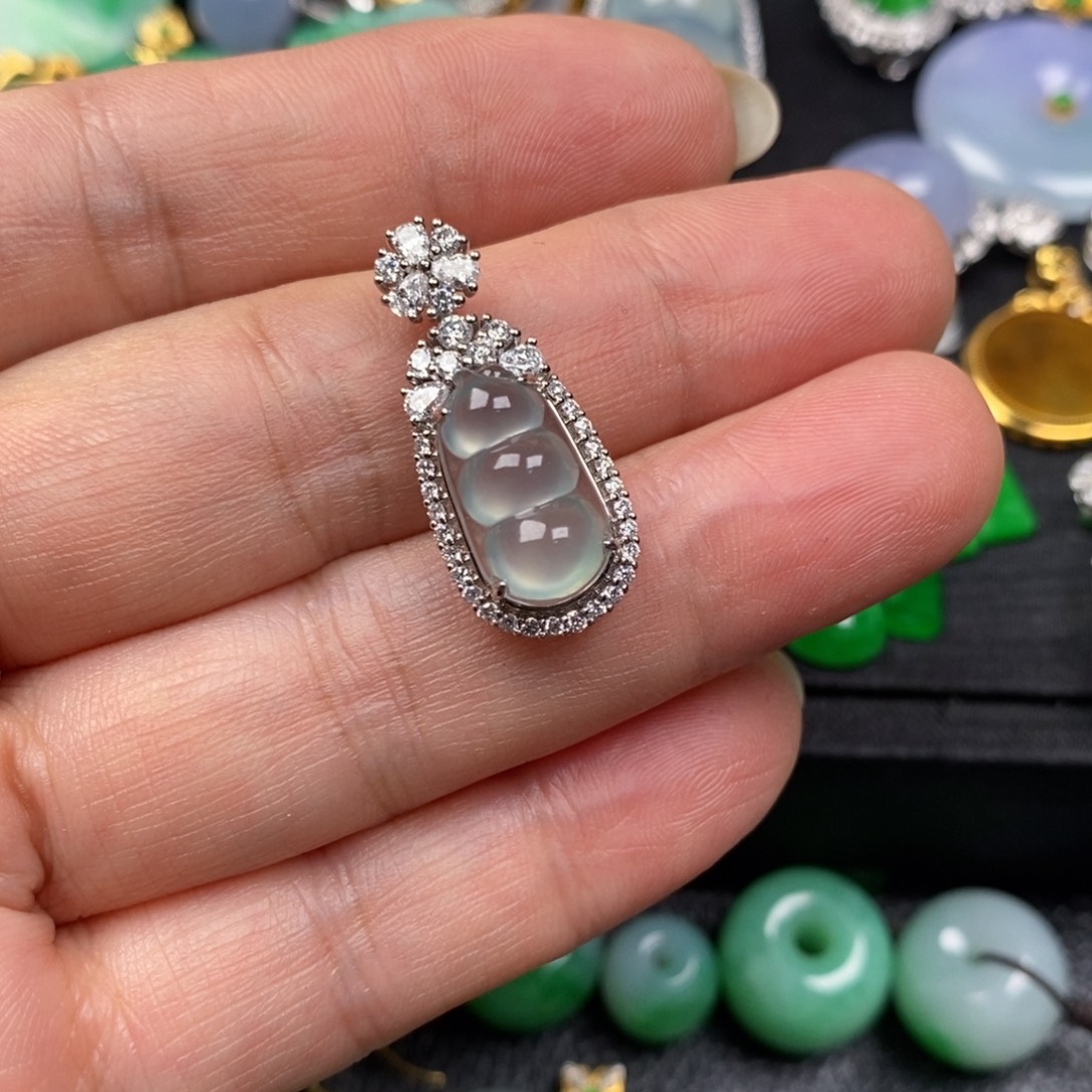 翡翠18K金镶嵌颈饰