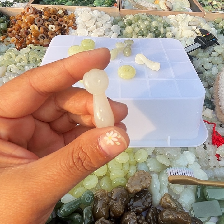 小***溪和田玉未镶嵌颈饰