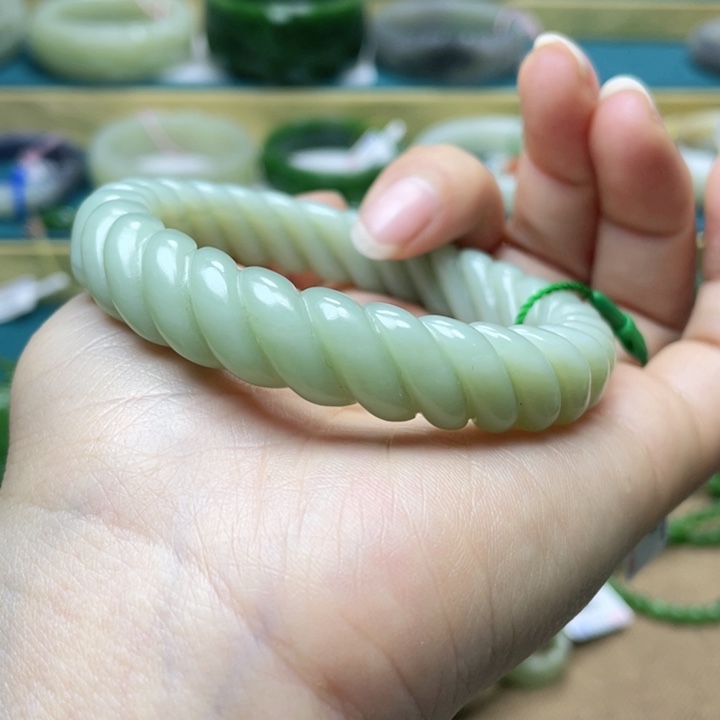 和田玉手镯57圈口。编号41未镶嵌