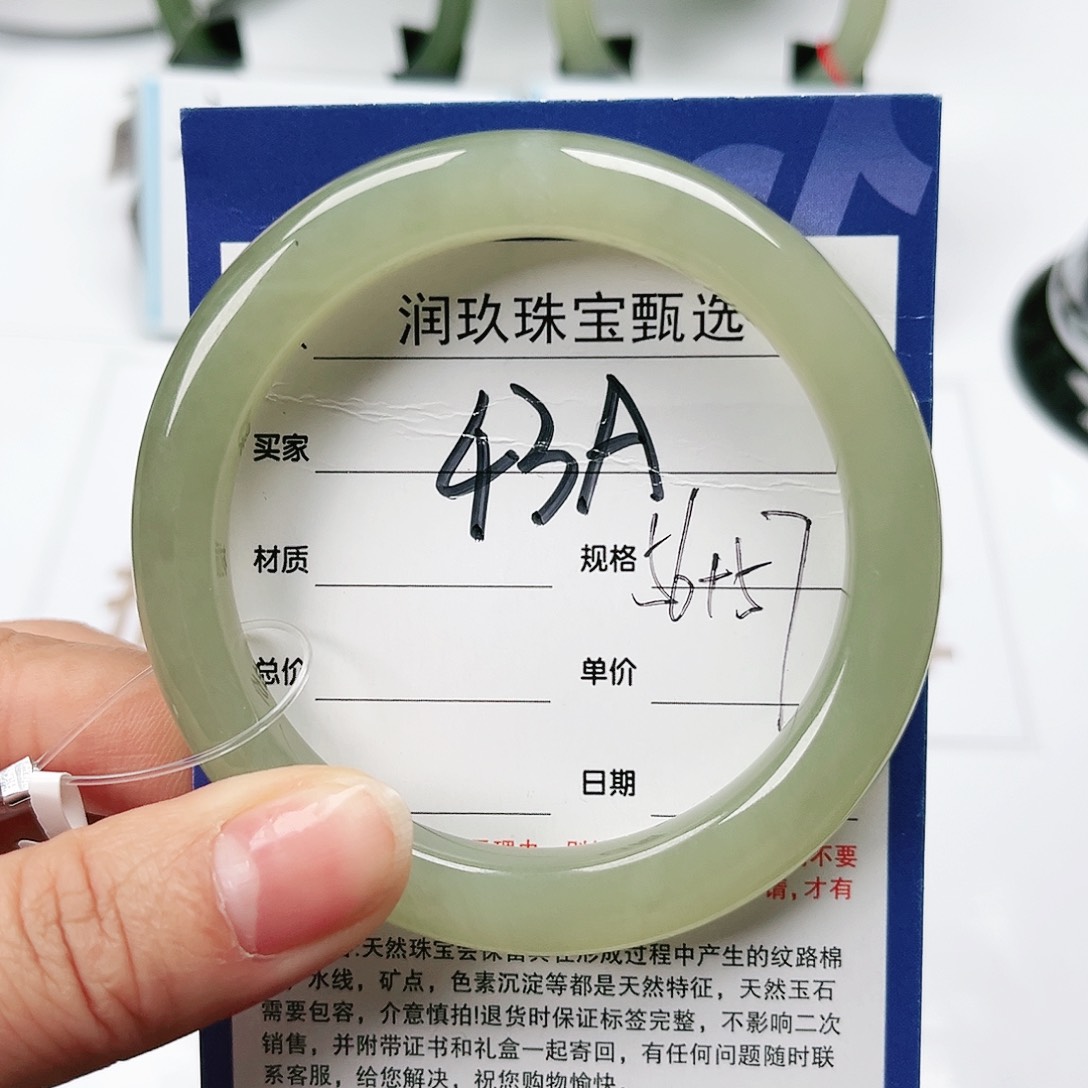 和田玉手镯未镶嵌