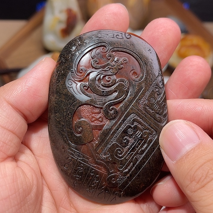 杨***易和田玉未镶嵌颈饰