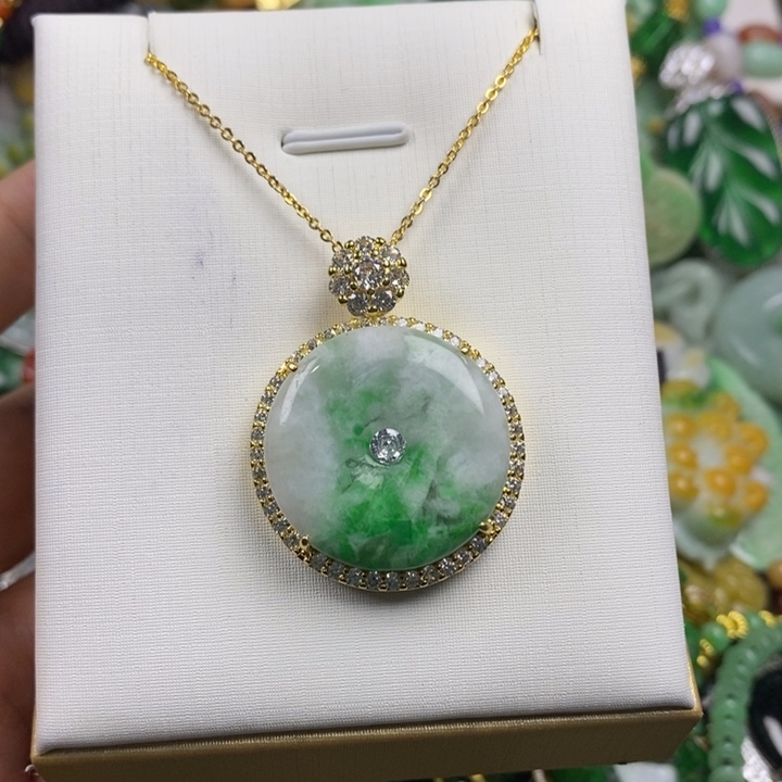 翡翠未镶嵌吊坠(赠链)