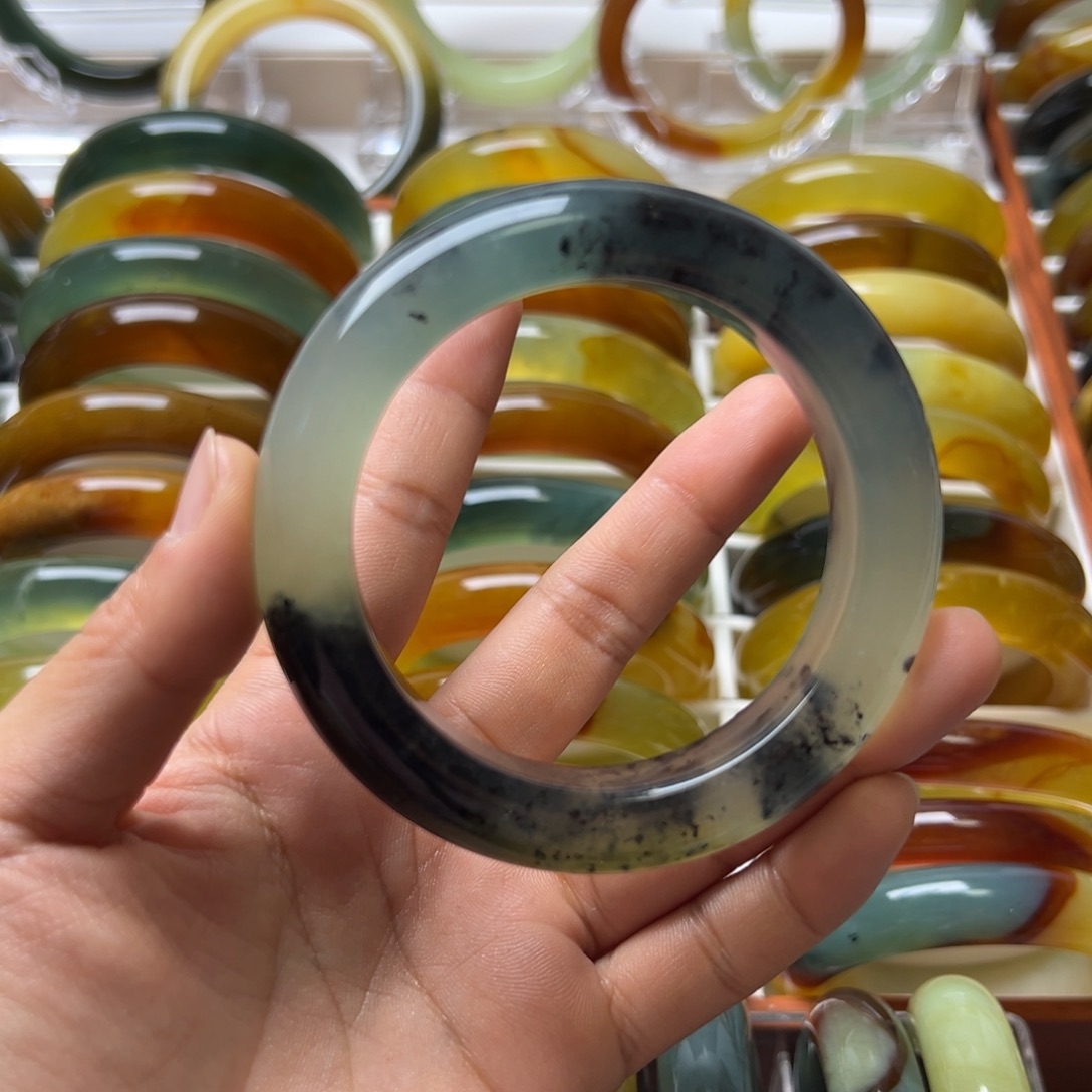 蛇纹石玉未镶嵌手镯