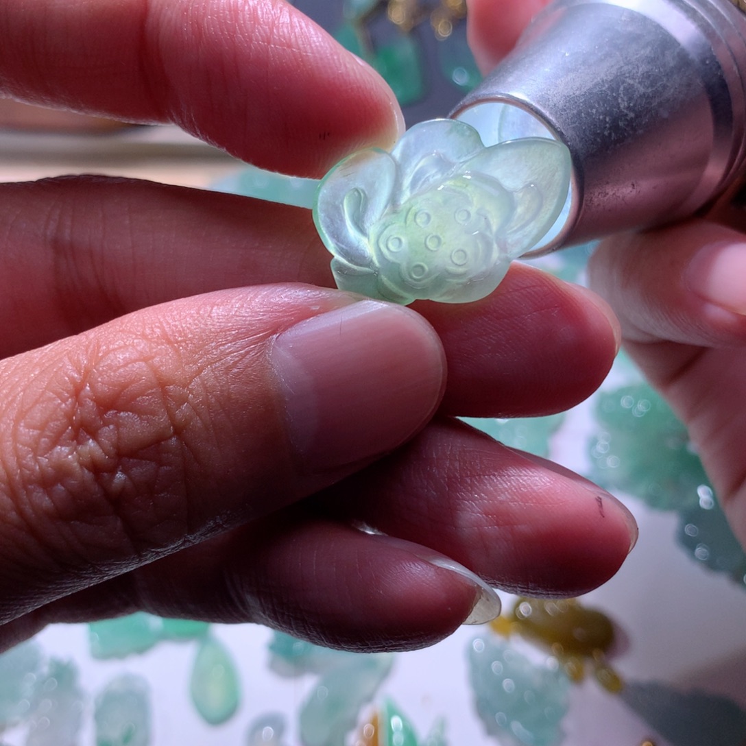 翡翠未镶嵌颈饰莲花