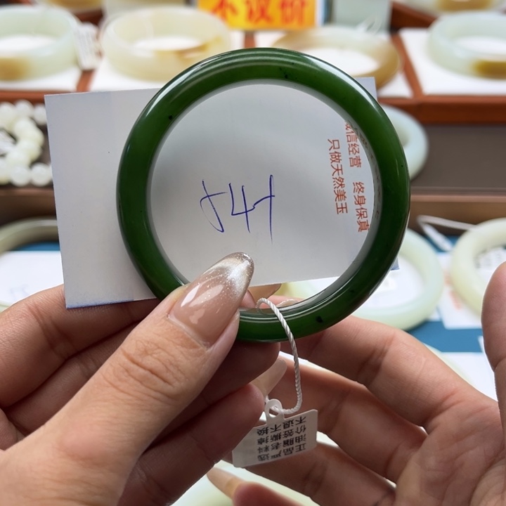 和田玉手镯未镶嵌梅****?