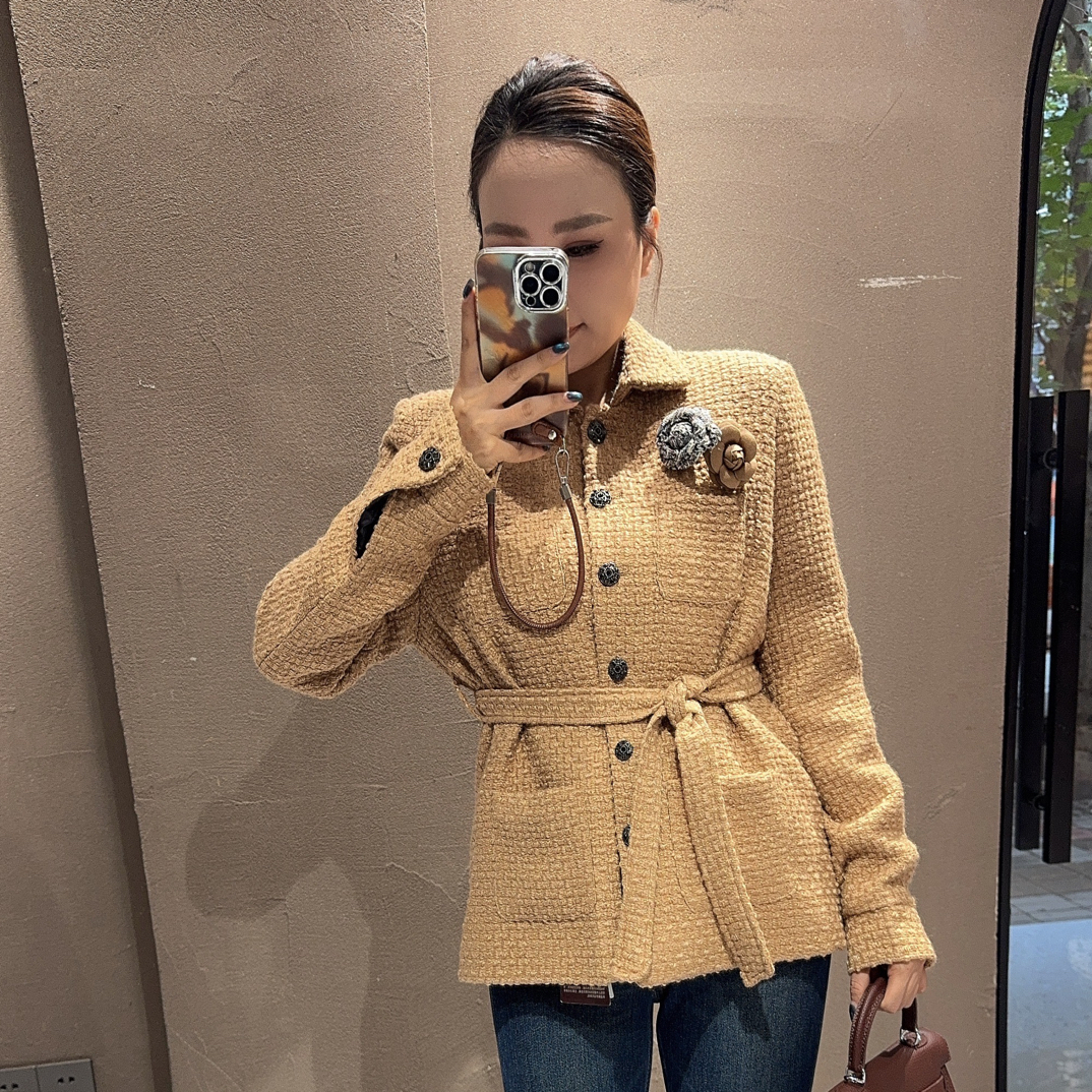 AI.NI翻领常规款POLO领女单排扣气质短款