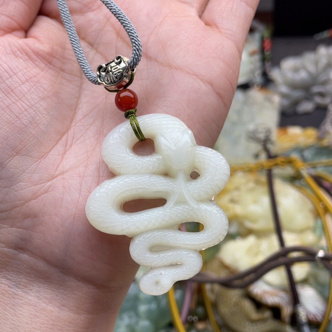 蛇纹石玉颈饰未镶嵌