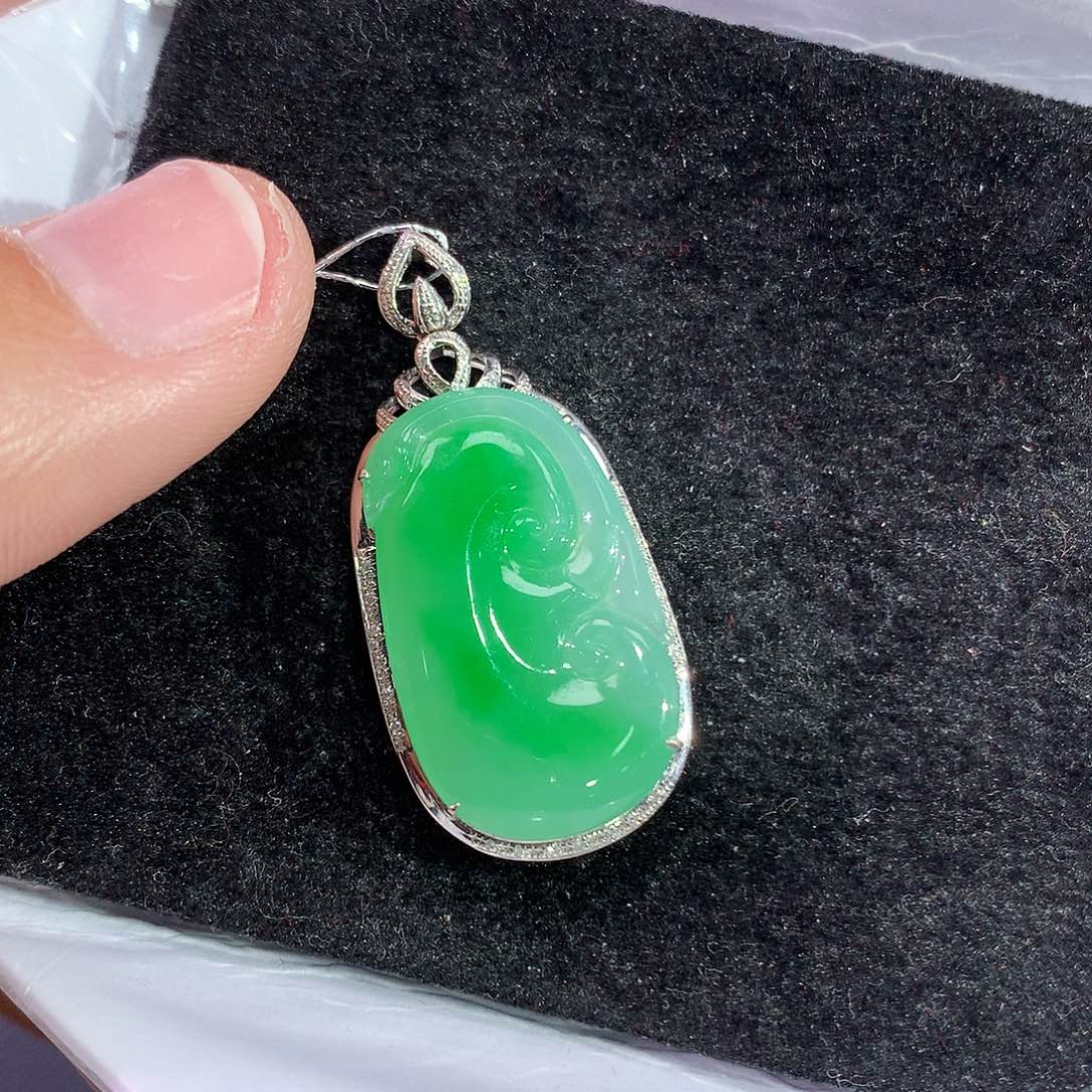 翡翠吊坠(赠链)18K金镶嵌