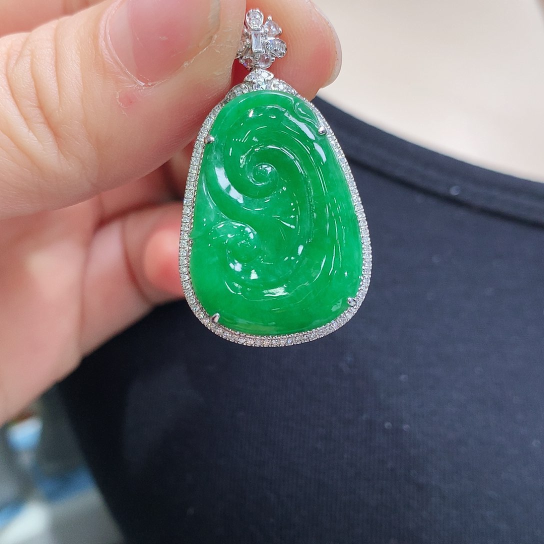 翡翠颈饰18K金镶嵌如意