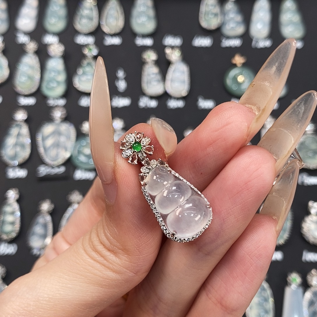 翡翠18K金镶嵌颈饰