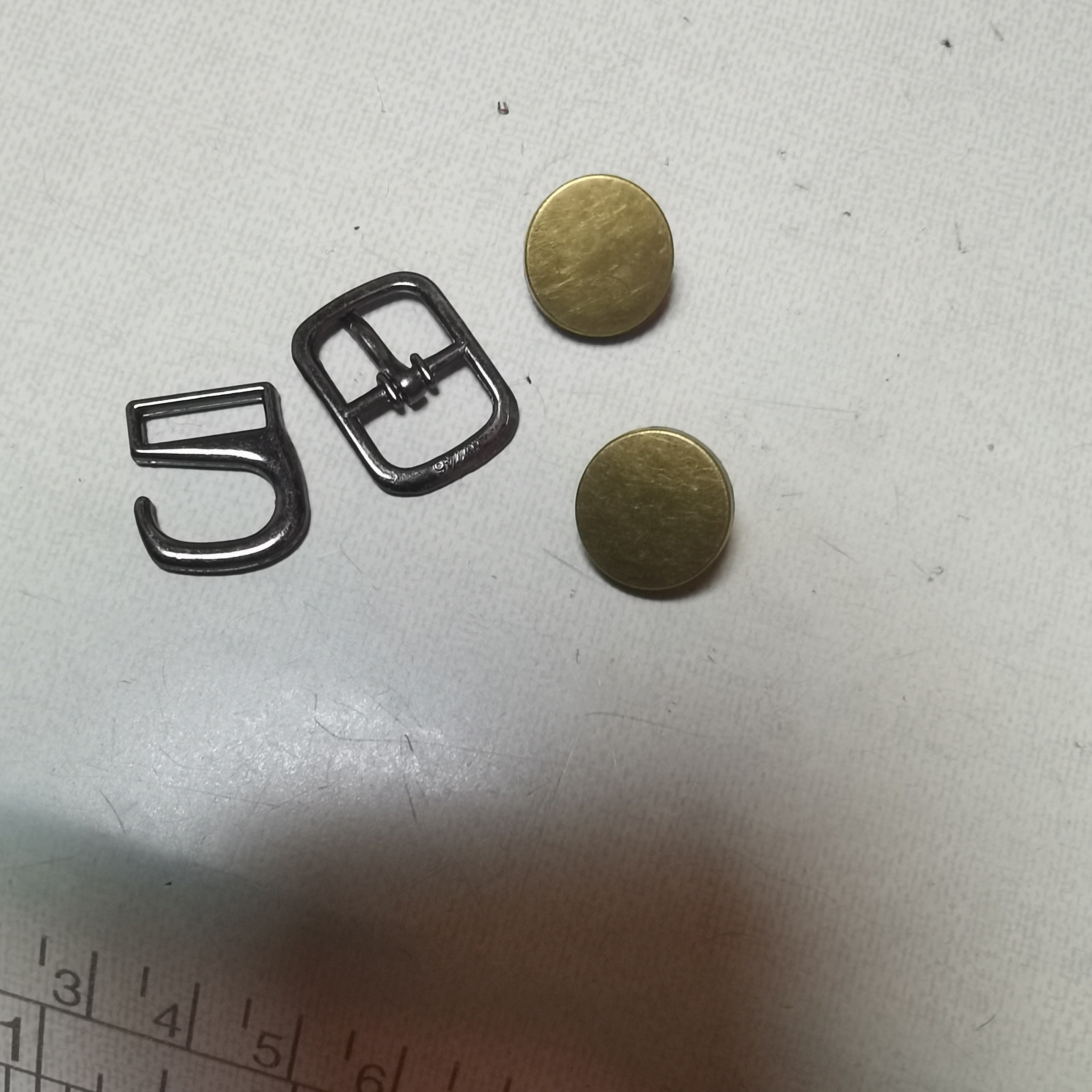 鞋子辅料扣子和款子