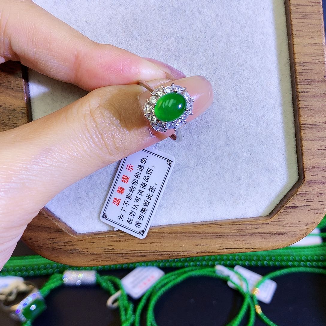 翡翠戒指银S925镶嵌天然翡翠戒指