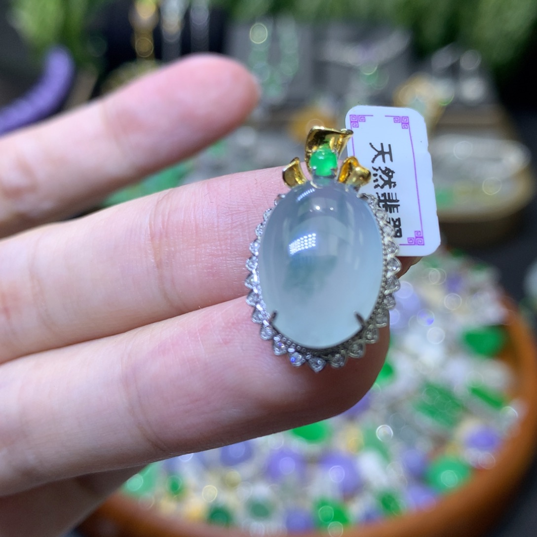 颈饰18K金镶嵌翡翠