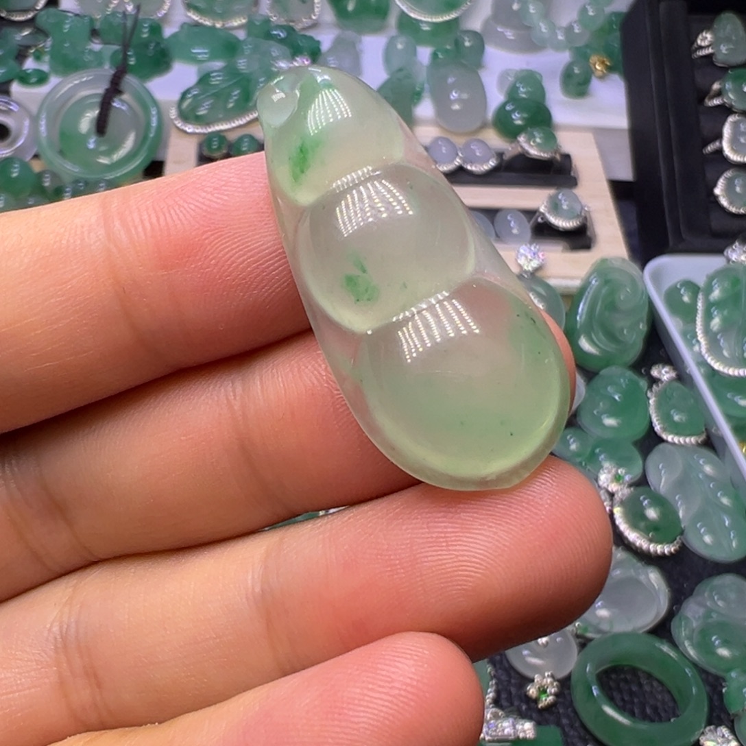 石英质玉（非洲翠）未镶嵌颈饰